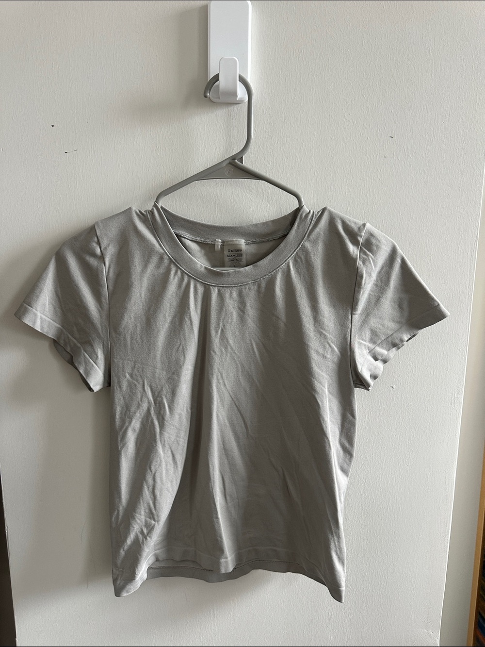 aritzia seamless tees - Picture 4 of 9